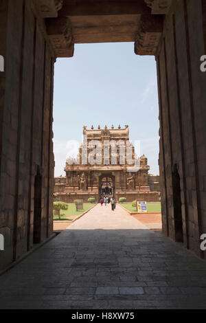 Rajarajan Tiruvasal durch Keralantakan Tiruvasal, Brihadisvara-Tempel, Thanjavur, Tamil Nadu, Indien gesehen. Stockfoto