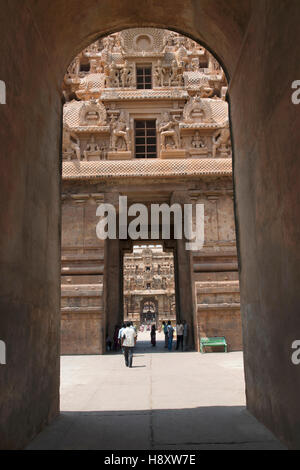 Rajarajan Tiruvasal durch Keralantakan Tiruvasal, Brihadisvara-Tempel, Thanjavur, Tamil Nadu, Indien gesehen. Stockfoto