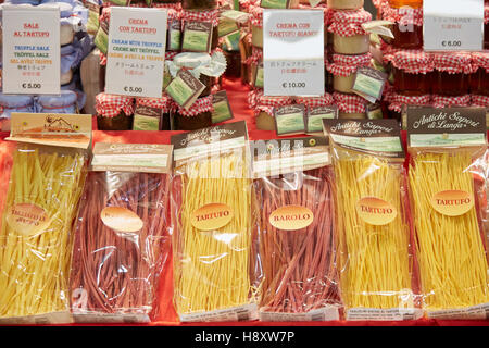 Nudeln Trüffel und Barolo gewürzt auf Verkauf während Alba weiß Trüffelmesse in Alba, Italien Stockfoto