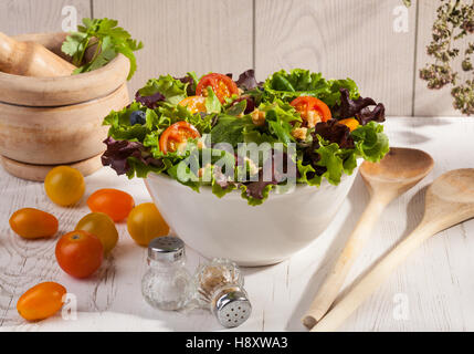 Ein frischer Sommersalat serviert auf einem Gartentisch Stockfoto