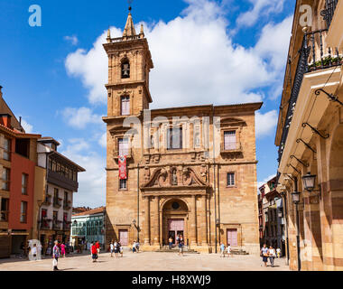 OVIEDO, Spanien - 14. August 2013: Touristen und einheimische schlendern auf dem Plaza Nueva-Platz mit der Kirche San Isidoro. Stockfoto