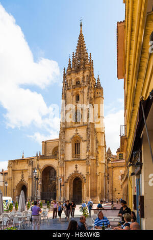 OVIEDO, Spanien - 14. August 2013: Touristen genießen das Wetter im Sommer in der Nähe der Kathedrale San Salvador. Stockfoto