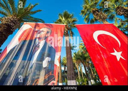 BODRUM, Türkei - 6. Oktober 2016: Türkische Fahne hängen neben Portrait von Mustafa Kemal Atatürk, der Gründer der Republik. Stockfoto