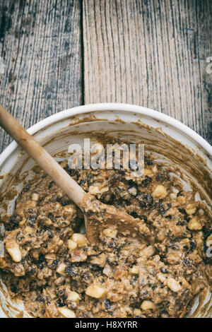 Christmas Pudding Mischung in einer Schüssel mit einem Holzlöffel. Rühren Sie bis Sonntag Stockfoto