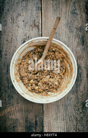 Christmas Pudding Mischung in einer Schüssel mit einem Holzlöffel. Rühren Sie bis Sonntag Stockfoto