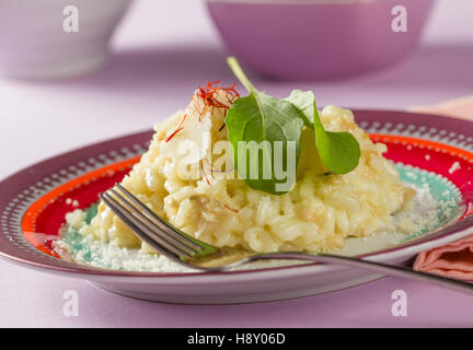 Risotto mit Pilzen, Safran, Kräutern und Parmesan-Käse. Stockfoto