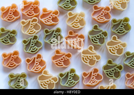 Lakeland Pudsey Nudeln - Hartweizen Nudeln mit Tomaten und Spinat auf weißem Hintergrund - Pudsey tragen geformt Stockfoto