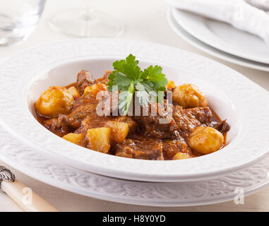 Traditionelles ungarisches Gulasch gemacht mit Rindfleisch, Tomaten, Pfeffer, Chili, Paprika geräuchert. Stockfoto