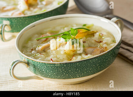 Eine Schüssel mit Reis-Suppe mit frischem Knoblauch, Safran und Ingwer. Stockfoto
