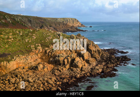 Warmen Nachmittag Licht auf den Klippen am Porthgwarra in Cornwall Stockfoto