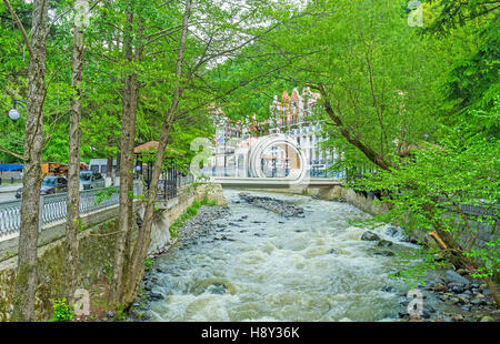 Die moderne Brücke über den Borjomula River, direkt neben dem Luxushotel Crowne Plaza und Borjomi Park mit berühmten Mineralwasserquellen, Georgia. Stockfoto