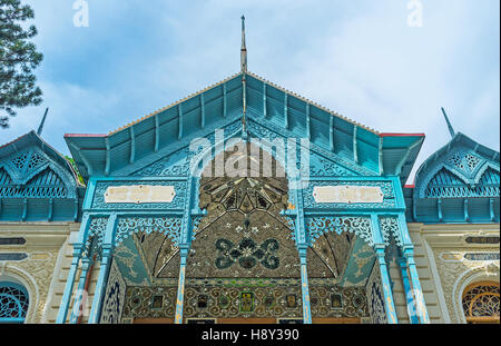 Die malerischen Balkon Firuza persischen Palastes dekoriert mit stellaren und floralen Mustern bemalten Details und Spiegel Fliesen, Borjomi, Georgia. Stockfoto