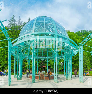 Die modernen Pavillon mit der heißen Quelle in Mineral Water Park Stockfoto