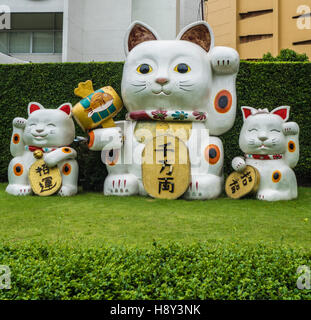 Maneki-Neko Japan glückliche Katze vor Gateway Ekamai Kaufhaus, Bangkok, Thailand Stockfoto