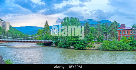 Der Abend-Blick von Kura Flußdamm auf die Wolken über den Bergen, Borjomi, Georgia. Stockfoto