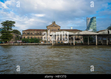 Anlegestelle für die Reise entlang der Chao Phraya River auf regelmäßige Stadt Boot Linie, Bangkok, Thailand Stockfoto