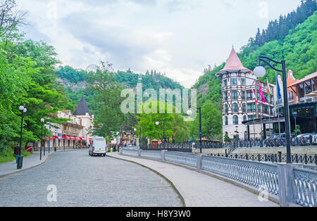 Die zentrale Straße von Resort führt zu den Quellen des Mineralwassers in Borjomi Park gelegen Stockfoto