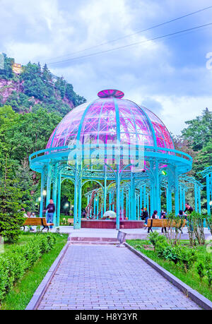 Die bunte Beleuchtung der Mineralwasser-Pavillon im park Stockfoto