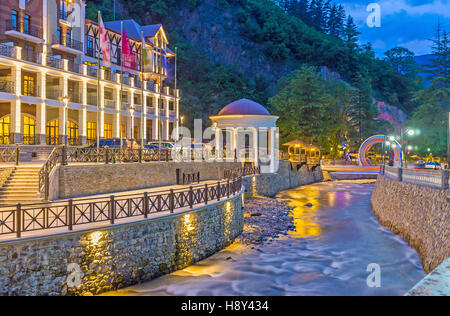 Der Plaesent Abend in Borjomi, dekoriert die zentrale Promenade des Resorts mit hellen Lichtern, Georgia. Stockfoto