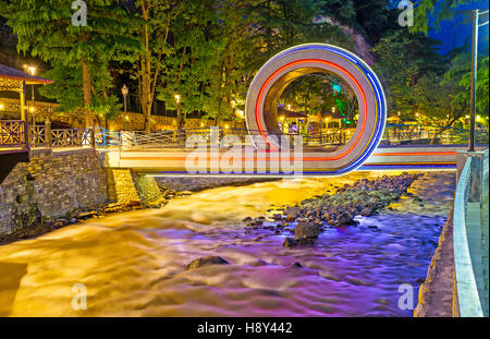 Die landschaftlich reizvolle moderne Brücke über das helle Wasser des Borjomula-Flusses in Borjomi Resort, Georgia. Stockfoto