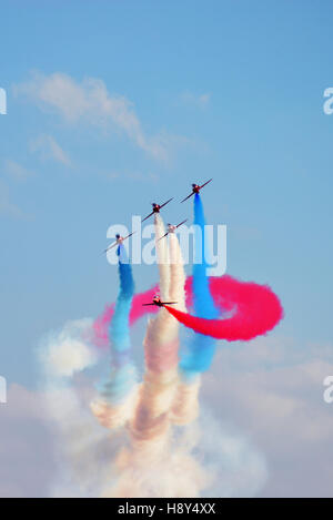 Königliche Luftwaffe Kunstflug Display Flugzeuge, Red Arrows fliegen bei bewölktem Wetter Stockfoto