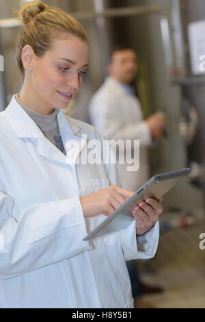 Ärztin, medizinische Ergebnisse überprüfen Stockfoto