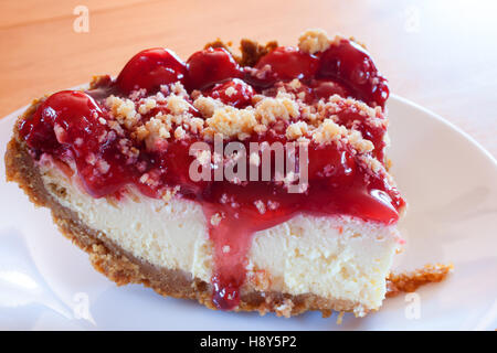 Käsekuchen mit einem Keks Kruste und Kirsch-topping Stockfoto