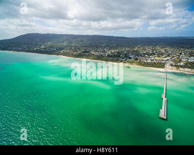 Luftaufnahme des Rosebud Pier und Küste mit lebendigen türkisfarbene Bucht Wasser. Mornington Peninsula, Melbourne, Australien Stockfoto