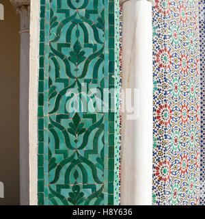 Kachelmosaiken an der Wand des königlichen Palastes in Fès, Oulad Tayeb, Marokko Stockfoto