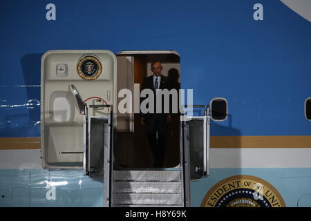 Berlin, Deutschland. 16. November 2016. Der amerikanische Präsident Barack H. Obama auf den Stufen der Air Force One auf dem militärischen Teil des Flughafens Berlin-Tegel. Bildnachweis: Simone Kuhlmey/Pacific Press/Alamy Live-Nachrichten Stockfoto