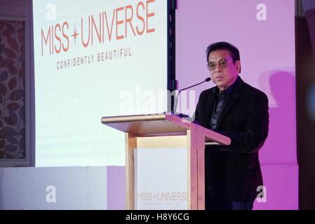 Makati, Philippinen. 16. November 2016. Gouverneur Luis 'Chavit' Singson, Vorsitzender, LCS-Gruppe im Rahmen einer Pressekonferenz für den 65. jährlichen Miss Universe-Wettbewerb, der auf den Philippinen gehostet werden. Der Veranstaltungsort wird in SM Mall of Asia Arena, Pasay Stadt, Metro Manila, Philippinen mit einer Kapazität von 15.000 stattfinden. © George Buid/Pacific Press/Alamy Live-Nachrichten Stockfoto