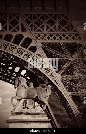 Eiffelturm-Closeup und Bildhauerei in Paris, Frankreich. Stockfoto