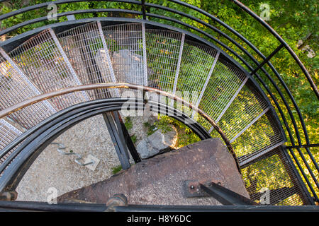 Auf der Suche nach unten auf Metall Wendeltreppe mit Fahrradträger unten Stockfoto