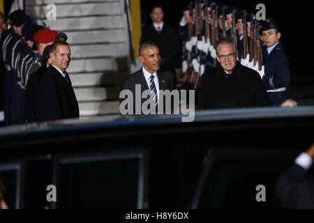 Berlin, Deutschland. 16. November 2016. Der amerikanische Präsident Barack H. Obama auf den Stufen der Air Force One auf dem militärischen Teil des Flughafens Berlin-Tegel. Bildnachweis: Simone Kuhlmey/Pacific Press/Alamy Live-Nachrichten Stockfoto