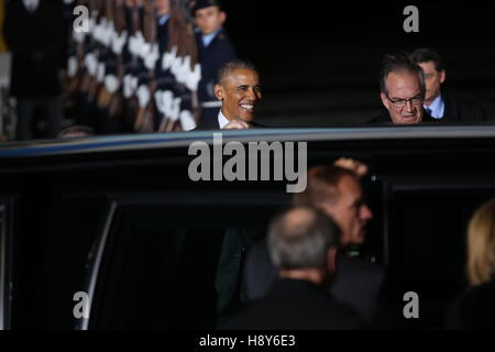 Berlin, Deutschland. 16. November 2016. Der amerikanische Präsident Barack H. Obama auf den Stufen der Air Force One auf dem militärischen Teil des Flughafens Berlin-Tegel. Bildnachweis: Simone Kuhlmey/Pacific Press/Alamy Live-Nachrichten Stockfoto