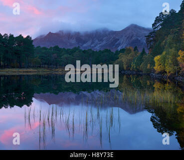 Beinn Eighe und Loch Coulin, Torridon, Wester Ross, Highland, Schottland bei Sonnenuntergang. Stockfoto