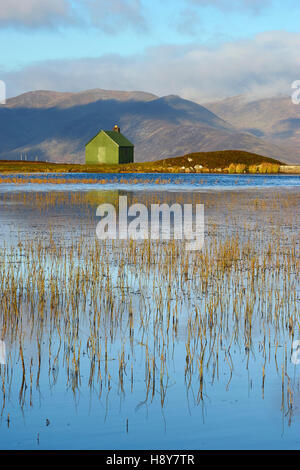 Hütte und man auf Urlar Moor, über Kenmore, Perthshire, Schottland.  Carn Mairg über Glen Lyon im Hintergrund. Stockfoto