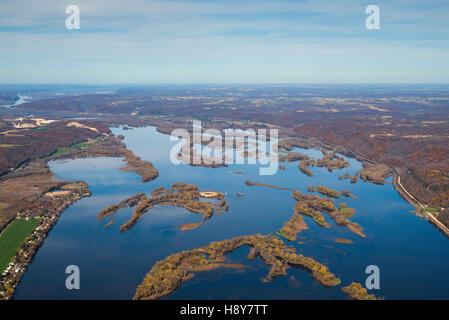 Luftaufnahme des oberen Mississippi River Wildlife Refuge nördlich von Guttenberg, Iowa mit Bagley, Wisconsin Stockfoto