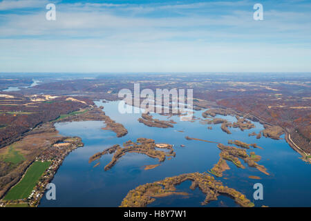 Luftaufnahme des oberen Mississippi River Wildlife Refuge nördlich von Guttenberg, Iowa mit Bagley, Wisconsin. Stockfoto