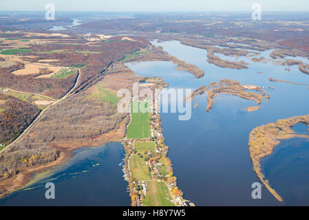 Luftaufnahme des oberen Mississippi River Wildlife Refuge nördlich von Guttenberg, Iowa mit Bagley, Wisconsin Stockfoto