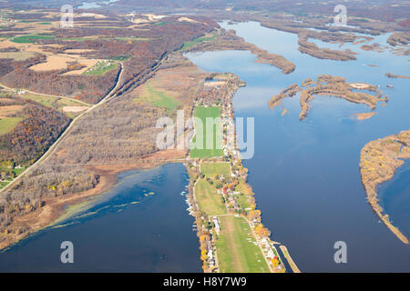 Luftaufnahme des oberen Mississippi River Wildlife Refuge nördlich von Guttenberg, Iowa mit Bagley, Wisconsin in den Hinterg Stockfoto