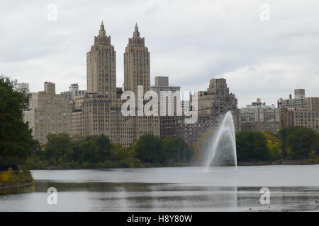 Das San Remo und der Stausee des Central Park in New York City Stockfoto