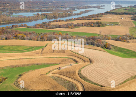 Luftaufnahme von abgeernteten Feldern und Wäldern im nordöstlichen Iowa entlang dem Mississippi Fluß. Stockfoto