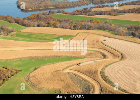 Luftaufnahme von abgeernteten Feldern und Wäldern im nordöstlichen Iowa entlang dem Mississippi Fluß. Stockfoto