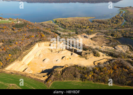 Luftaufnahme von einem Kalksteinbruch entlang des Mississippi River nördlich von Dubuque, Iowa. Stockfoto