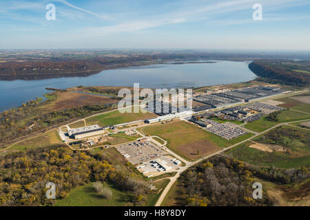 Luftaufnahme von John Deeres Dubuque, Iowa Produktionsstätte entlang dem Mississippi Fluß, mit Wisconsin im Hintergrund, Stockfoto