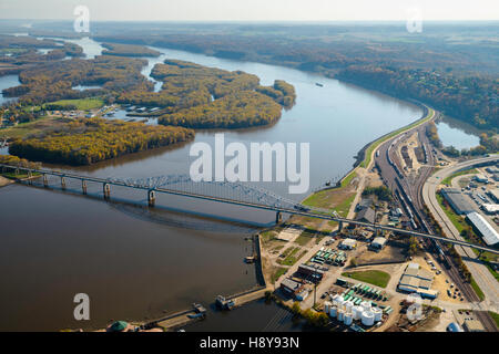 Luftbild von Dubuque, Iowa und den Mississippi River und Julien Dubuque Brücke nach East Dubuque, Illinois. Stockfoto