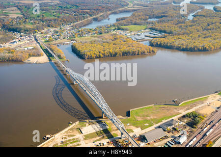 Luftbild von Dubuque, Iowa und den Mississippi River und Julien Dubuque Brücke nach East Dubuque, Illinois. Stockfoto