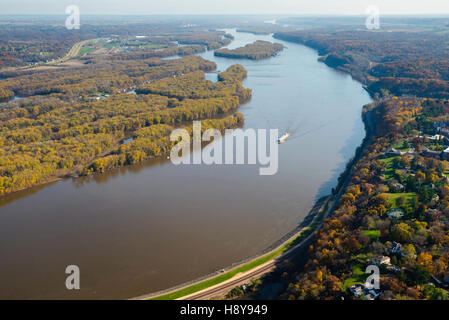 Luftbild von Dubuque, Iowa und den Mississippi River und einem Lastkahn. Stockfoto