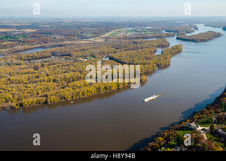 Luftbild von Dubuque, Iowa und den Mississippi River und einem Lastkahn. Stockfoto